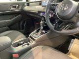運転席周辺のスマートなレイアウトが、操作のしやすさを実現。快適なドライブをサポートします。手元で操作ができる、電子制御パーキングブレーキ。運転席からも助手席からも自由に使えるドリンクホルダー付。
