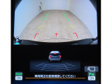 ■リヤビューカメラの映像です。ステアリング連動ガイドラインが、後退時の予想進路を表示し、運転のサポートを致します。