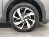 【純正アルミホイール】です!車両デザインに合わせてホイールをデザインしているため、見た目にもカッコイイアルミホイール♪洗車もラクチンで錆びません。