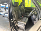 運転席まわりには十分なスペースがあり、大柄な方でもゆったり運転していただける環境です。