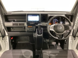 車内は光触媒抗菌消臭施工済です。インパネ周りはスタイリッシュなデザインで機能や装備も充実しています。グローブボックスやカップホルダーのほかにトレーなどたくさんの収納スペースが付いています。
