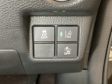 Hondaセンシング用の、VSA(ABS+TCS+横滑り抑制)解除と路外逸脱抑制機能のオンオフスイッチなどはハンドルの右側に装備しています。