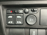 狭い所でも乗り降り楽々な両側電動スライドドアです!簡単にドアの開閉が出来る為女性やお年寄りにも優しく、荷物で手が塞がった時なども大変便利です!室内からミラーの開閉が可能な電動格納ミラーです!