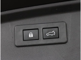 電動パワーリヤゲート搭載!ボタン一つで操作が可能で、キーレスエントリーや車内からも操作が可能な便利な機能です!!またメモリー機能もあり、狭い場所などでの開閉の際にも便利な機能です!