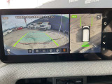 アラウンドビューモニターは4方のカメラで真上から車を見たようにモニターで確認ができる日産の自慢の装備です。是非実際の車で体感してみてください。
