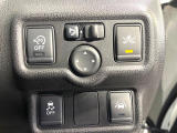 【車線逸脱警報】道路上の白(黄)線を認識し、意図せず走行中の車線からはみ出しそうになった時、メーター内の警告灯とブザーで注意喚起してくれる安心・安全機能です♪