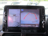 アラウンドビューモニターも装備しております。ご覧のように車体を真上か見たような映像なので、車庫入れの苦手なお客様ももうご心配いりません。