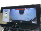 パノラミックビューモニターを装備。駐車場や交差点でクルマを真上から見るように周囲を確認できます。機能の詳細は販売店スタッフまでおたずねください。