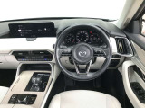 【運転席インテリアデザイン】左右対称のインテリアデザインでドライバーを包み込み運転に集中できるように設計されています。