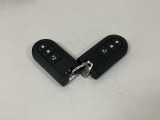 スマートキーを装備しています☆カギをカバンやポケットに入れて頂いた状態でドアロックの開閉やエンジンスタートをして頂けますよ!とても便利な装備です!