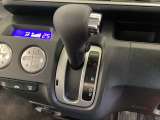4速AT車のセレクトレバーです。低速から高速までスムーズな走りを実現するとともに、エンジン効率のよい領域を維持することで燃費にも貢献します。