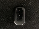 スマートキーを装備しています。鍵を差し込むことなくドアロックの開け閉めと、スタートボタン操作でのエンジンスタートができます。