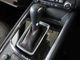 【オートブレーキホールド】停車中にブレーキペダルから足を放しても、ブレーキを自動的に制御して、車両の停車状態を保持する機能です。信号待ちなどの停車時に運転者の負担を軽減します。