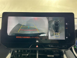 【パノラミックビューモニター】クルマを真上から見下ろした視点で駐車をサポートします!クルマの斜め後ろや真横など、いち早く障害物に気が付くことができます。
