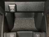 アクセサリーソケットはUSBのアダプターなどをつければ、スマホの充電にも使えます。周辺には物が置けるボックスがついています。