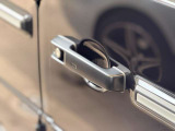 ドアハンドルは万が一の際でも外から開けやすい構造になっております。随所に危険時を考慮した作りになっておりますので、より安心してお乗りいただけるお車でございます。