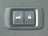 【パワーバックドア】スマートキーや運転席のボタンを押すだけでリアゲートが自動で開閉します!荷物を持っている時や、高い位置にあるバックドアを閉める際に便利な機能です♪