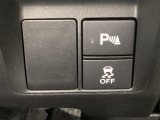 VSA装備車です。VSAはドライバーの操作と車の動きを見守っています。もし車の挙動が乱れたとき、4輪別々にブレーキをかけたり、エンジンパワーをしぼることによって車を安定させます。