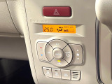【オートエアコン】一度お好みの温度に設定すれば、車内の温度を検知し風量や温度を自動で調整。暑い&hellip;寒い&hellip;と何度もスイッチ操作をする必要はありません。快適な車内空間には必須の機能ですね♪