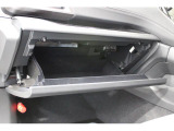 車検証ケースや取扱説明書は助手席の大型グローブボックスに収納可能。