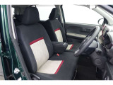 フロントシートはゆったりとしていて開放感があるベンチシートです。車内の移動も楽々です!狭い場所や駐車場で片側をギリギリに停めた際には便利ですよ!