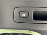 ☆電動リアゲート☆荷物で両手が塞がっていてもワンタッチボタンでリアテールゲートを自動で開閉できます。
