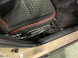 痛みの出やすい運転席シートの角、フロアマット、座面、ともに良好です