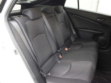 天井形状を工夫し、リアもフロントと同等ほどのヘッドクリアランスを確保し、ゆとりある頭上空間としています。