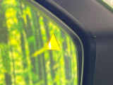 【ブラインドスポットモニタリング】走行中BOSEアミラーの死角になりやすい箇所に後続車が接近するとサイドミラー付近に警告を表示、ドライバーに注意喚起をしてくれます。