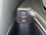 充電用USB端子付き。スマートフォンなどの充電に便利です。