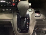 CVT車のセレクトレバーです。低速から高速まで、変速ショックのないスムーズな走りと、エンジン効率のよい領域を維持して燃費にも貢献します。サイドブレーキはスイッチ操作の電子制御パーキングブレーキです。