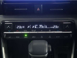 オートエアコンが付いています!1年中快適な室内を提供。車内温度を設定すると風量を自動で調整してくれます。