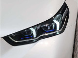 【LEDヘッドライト】先進のLEDテクノロジーを採用。放射される白色光の周波特性は太陽光に近く、バイキセノン・ヘッドライトを上回るコントラストで更に明るく輝きます!