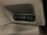 ハンドルの左下にETCがついています。高速道路の料金所の通過も楽々です。 カードの取り出しもしやすい場所についています。