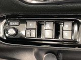 パワーウィンドは今や当たり前の機能ですが、無いと困る機能です。運転席からの操作で、全席の窓を振るオープンにしたり、フルクローズが可能です。
