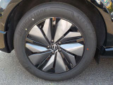 日産純正アルミホイ-ル付きです。タイヤサイズは235/55R19です。