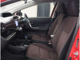 運転席助手席はゆとりがあります★ 足元も大変広々しております。