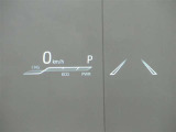 カラーヘッドアップディスプレイ付き。少ない視線移動で情報を確認できるので、運転の疲労軽減に繋がりますよ♪