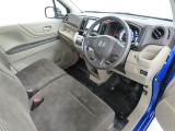 シンプルで使いやすいデザインの運転席です。