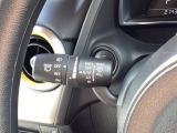 レバーをAUTOの位置にしているとき、レインセンサーが雨を感知すると、雨量に応じてワイパーが自動で作動してくれるオートワイパーを装備!設定変更で非作動にすると、間欠作動に固定されます。
