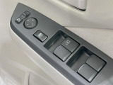 【電動格納ミラー】サイドミラーは電動格納式となっており、狭い駐車場でもキズがつくリスクを抑えられます。