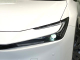 【LEDヘッドライト】悪天候や夜間走行時も良好な視界を確保し安心して運転できる高輝度LEDヘッドライトを装備!点灯速度が早く、消費電力も抑えられています。