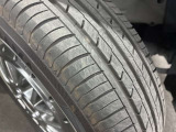 ホイールの状態やタイヤ溝の残り具合は、安全性や維持費にも関わる重要なポイントです。写真にて現状をご確認いただけますが、気になる点や詳細については、お気軽にお問い合わせください。