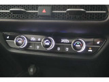 フルオートエアコンが装備されています!お好みの温度設定をするだけでエアコンの風量やモードの切り替えを自動でコントロールしてくれます!ユーザーの操作が少なく燃費走行にもつながります!