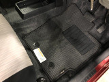 嬉しい純正フロアマット付き♪ 状態も良好です(^^♪