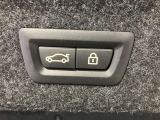 オートマチック・テールゲート・オペレーション  電動オープン、クローズ機能を備えたテールゲートはリモートコントロールキーのボタンの操作、テールゲートのボタンにより開閉が可能です。