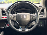 インテリアに合わせたデザインのステアリングは、運転される方のことも考え、運転しやすい形状、大きさです。是非一度、実際に触ってお確かめください。