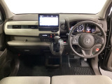 車内は光触媒抗菌消臭施工済です。スタイリッシュなデザインで暖かみのあるインパネ周りを演出します。グローブボックスやカップホルダーのほかにトレーなどたくさんの収納スペースが装備されています。