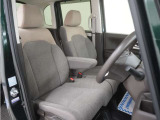 運転席のスペースはゆったりしていて、視界も広く確保されているので普段の運転からロングドライブまで快適です。
