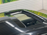 【ムーンルーフ】開放感たっぷりの希少装備、ムーンルーフが装着されています!車内に明かりを取り入れたり景色を楽しむ以外にも、車内の空気も簡単に換気できて快適です!
